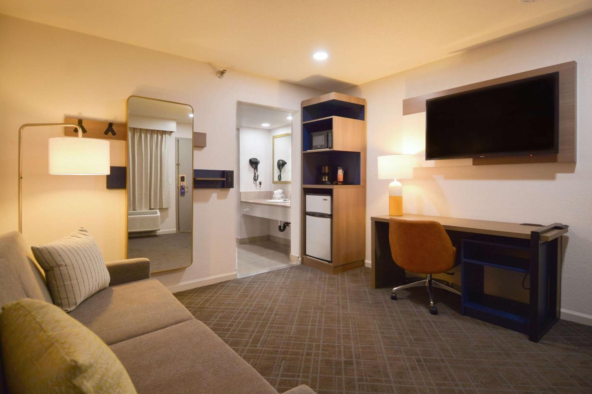 Comfort Inn & Suites Moreno Valley Near March Air Reserve Base Eksteriør billede
